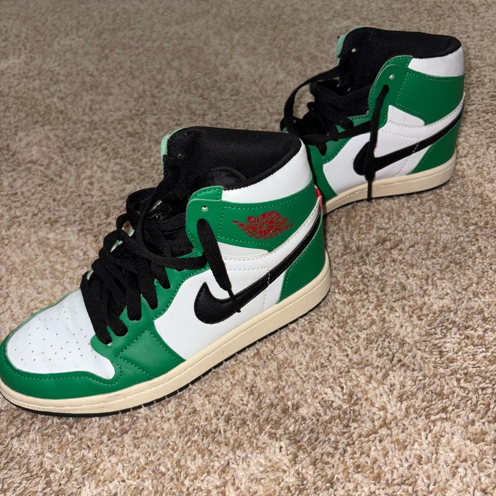 Nike air Jordan 1 mid in color ‘lucky green’ lightly worn size 6.5
